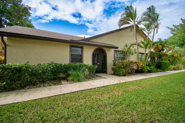 a front view of house along with garden