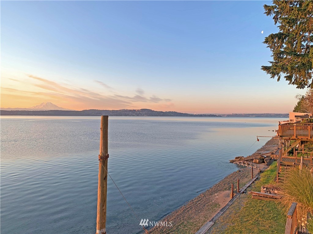 9025 Southwest Summerhurst Road Vashon, WA 98070 - Photo 2 of 38 Gallery Image 2
