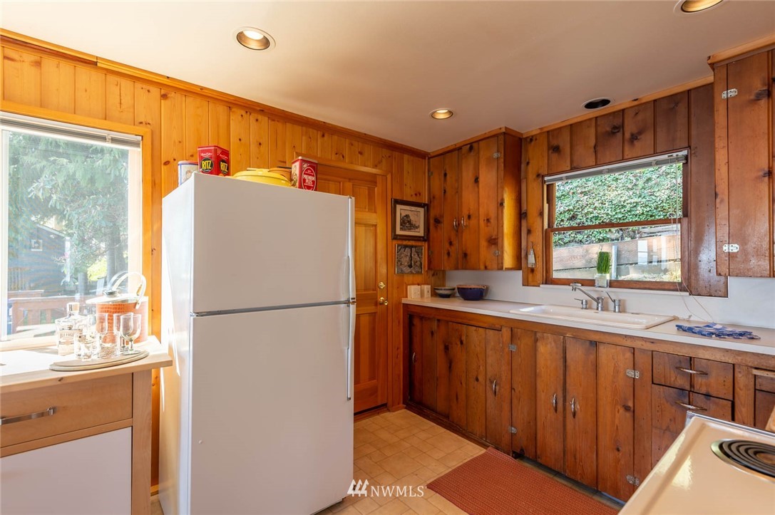 9025 Southwest Summerhurst Road Vashon, WA 98070 - Photo 11 of 38 Gallery Image 11