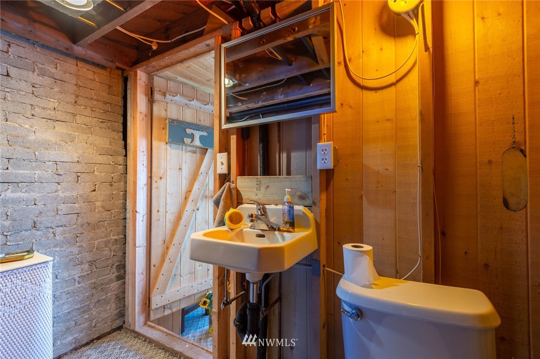 9025 Southwest Summerhurst Road Vashon, WA 98070 - Photo 25 of 38 Gallery Image 25