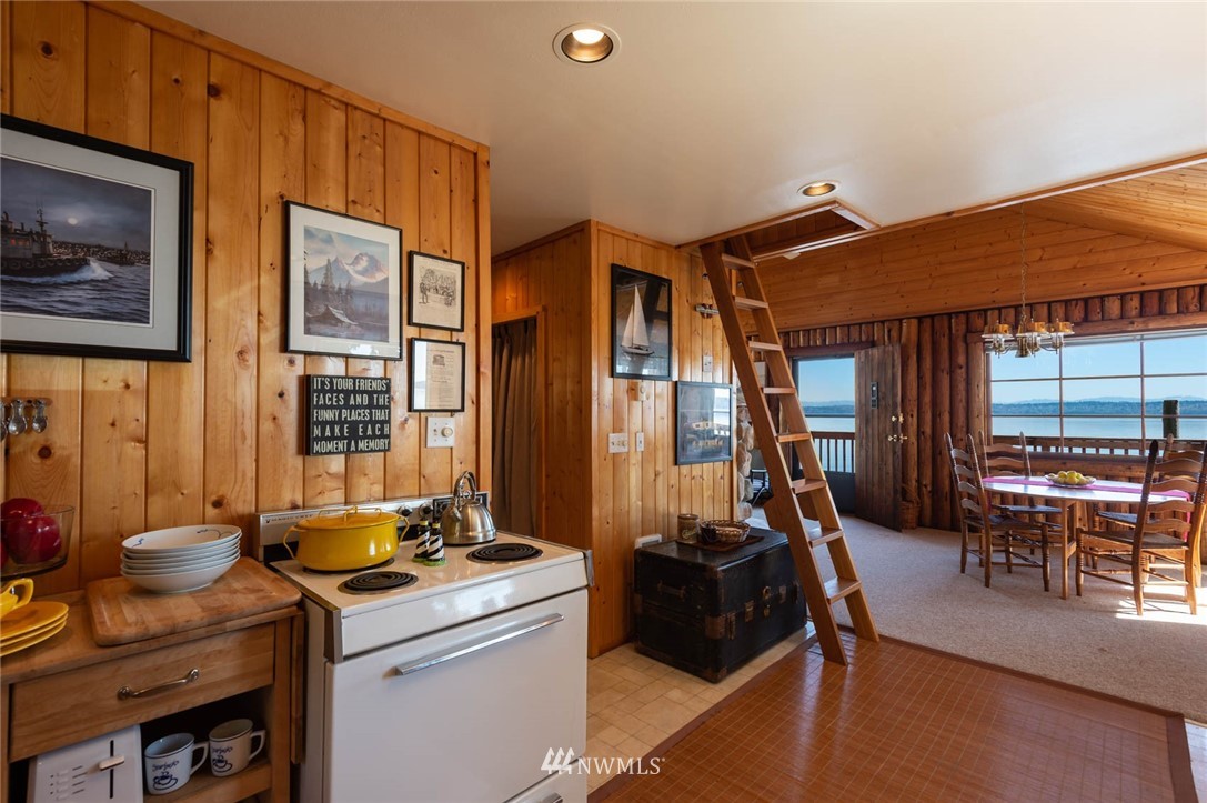 9025 Southwest Summerhurst Road Vashon, WA 98070 - Photo 8 of 38 Gallery Image 8