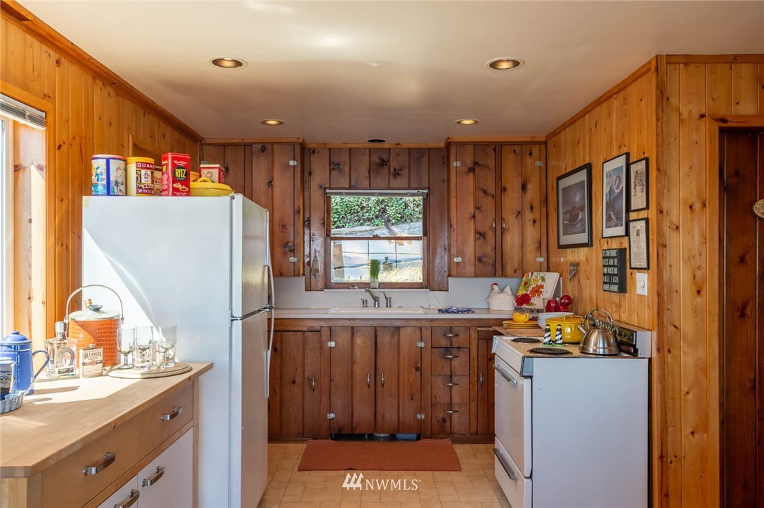 9025 Southwest Summerhurst Road Vashon, WA 98070 - Photo 9 of 38 Gallery Image 9