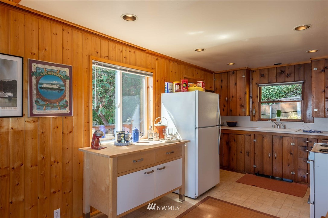 9025 Southwest Summerhurst Road Vashon, WA 98070 - Photo 10 of 38 Gallery Image 10