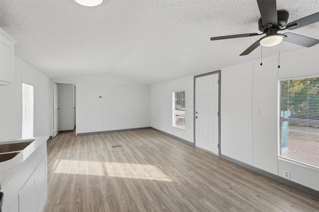 904 Flamingo Road Granbury, TX 76049 - Photo 13 of 23 Gallery Image 13