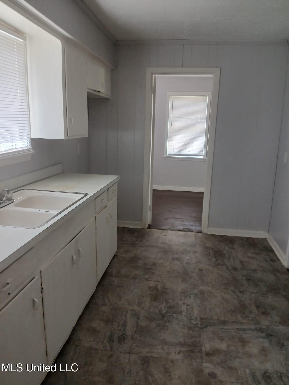 2858 Queensroad Avenue Jackson, MS 39213 - Photo 2 of 12 90182e62-e93d-4588-a8c1-287e44c10245
