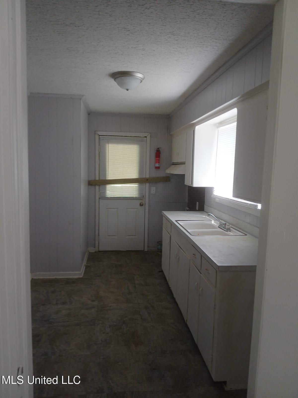 2858 Queensroad Avenue Jackson, MS 39213 - Photo 3 of 12 27690950-c667-4f52-ac99-b614119342e9