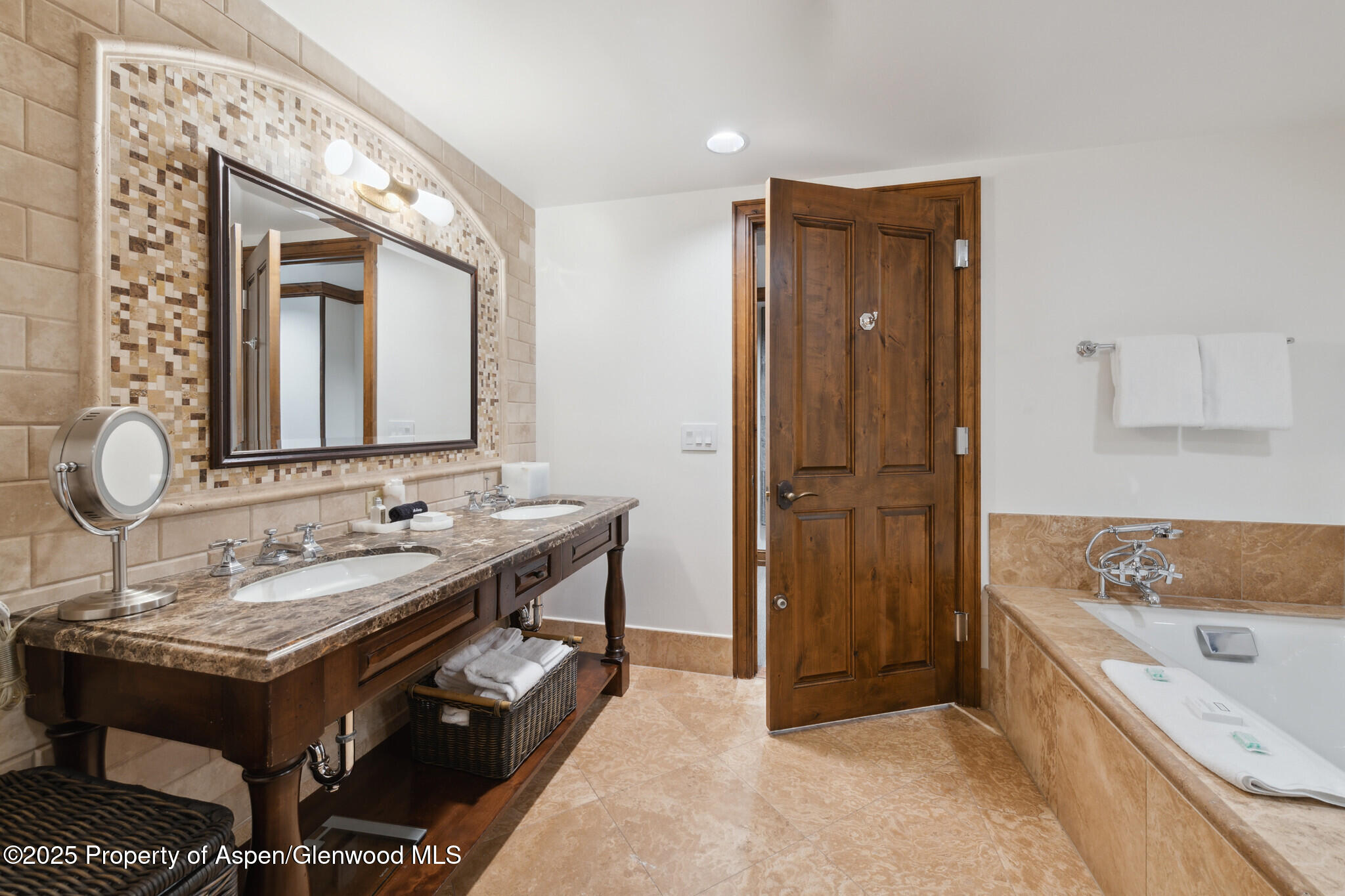 415 East Dean St Unit 49 Week 33 Aspen, CO 81611 - Photo 16 of 29 49BBathroomTubSinks