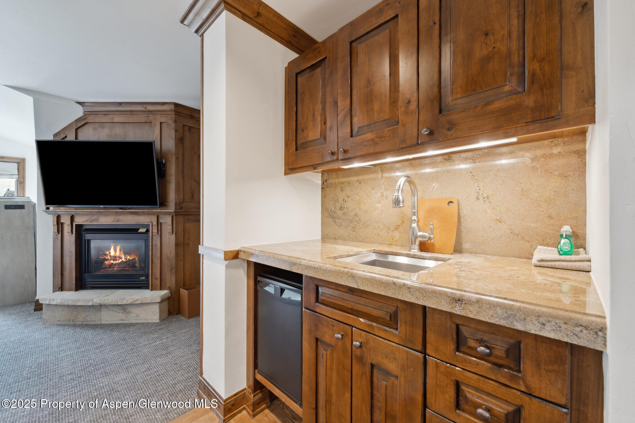 415 East Dean St Unit 49 Week 33 Aspen, CO 81611 - Photo 21 of 29 49ABedroomKitchenette