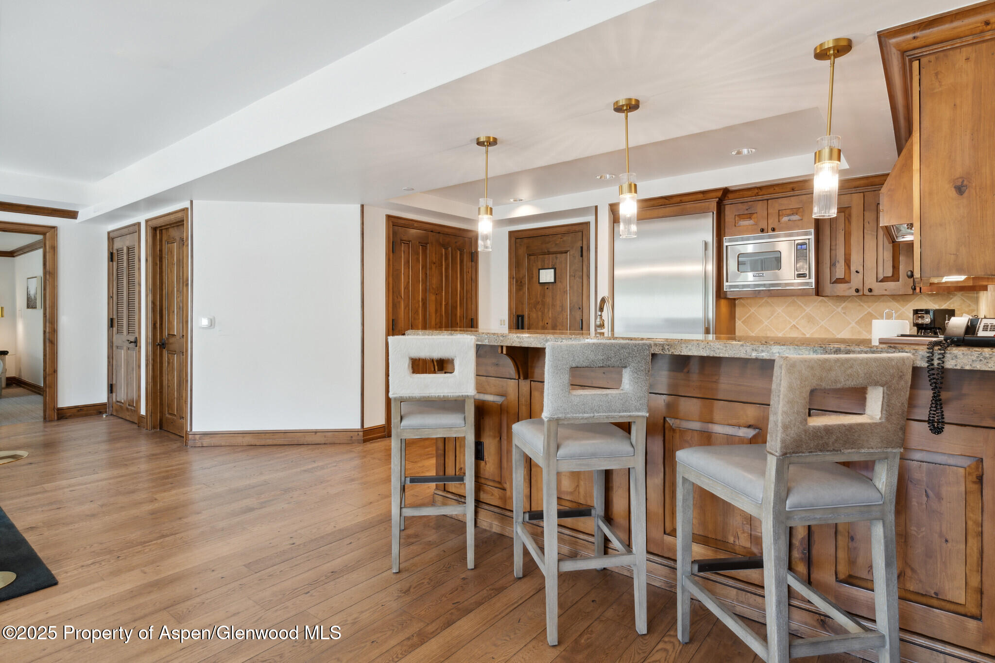 415 East Dean St Unit 49 Week 33 Aspen, CO 81611 - Photo 6 of 29 49BKitchenBarstools