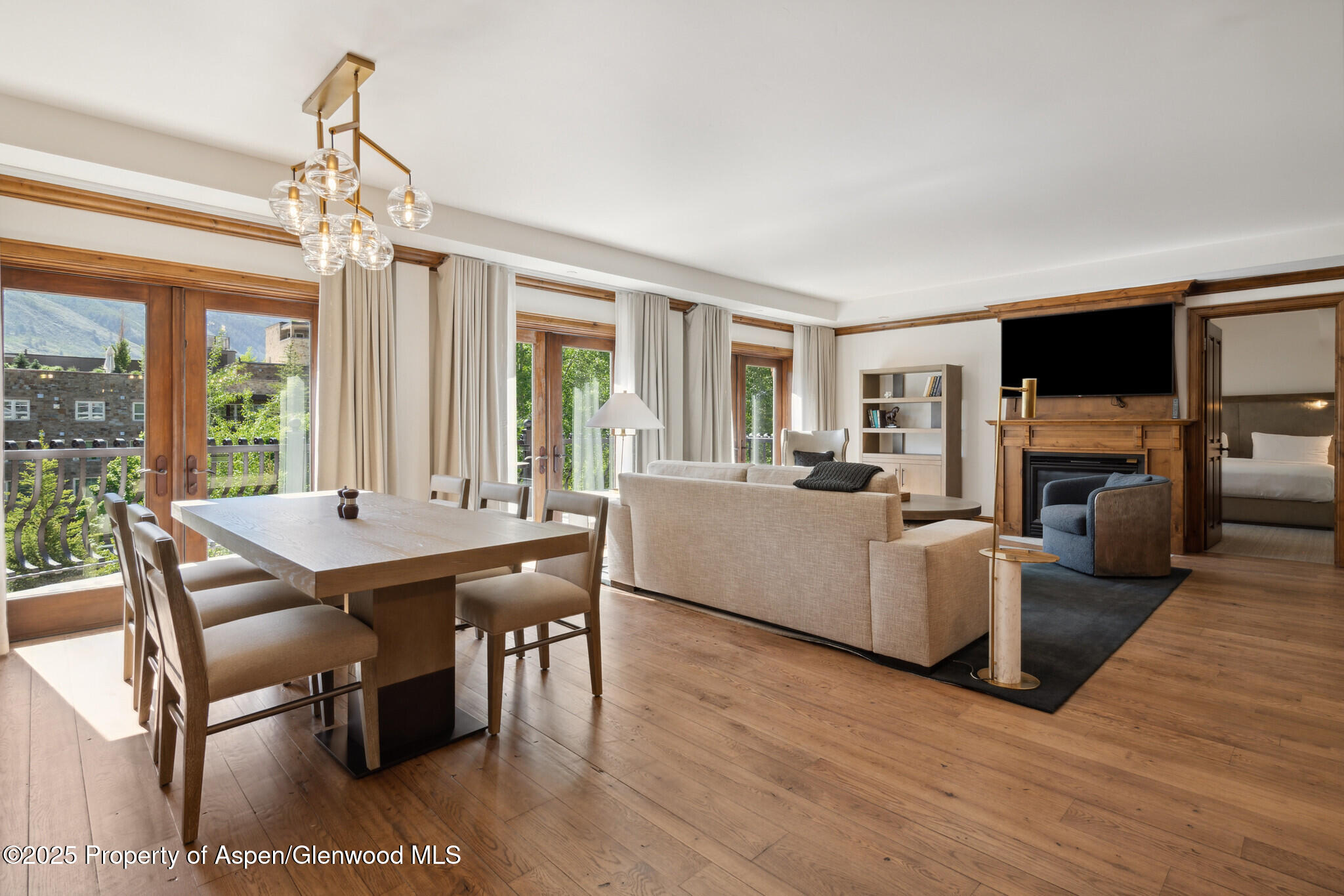 415 East Dean St Unit 49 Week 33 Aspen, CO 81611 - Photo 8 of 29 49BDiningLiving