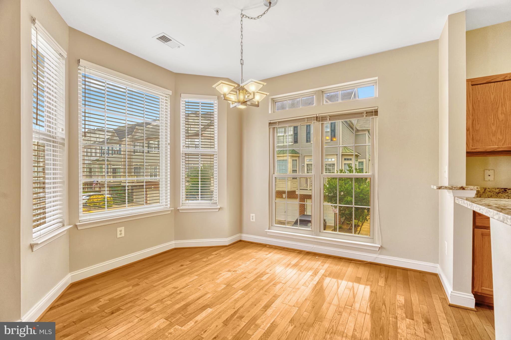 46383 Pryor Square, Unit 76 Sterling, VA 20165 - Photo 10 of 32 Dining Area