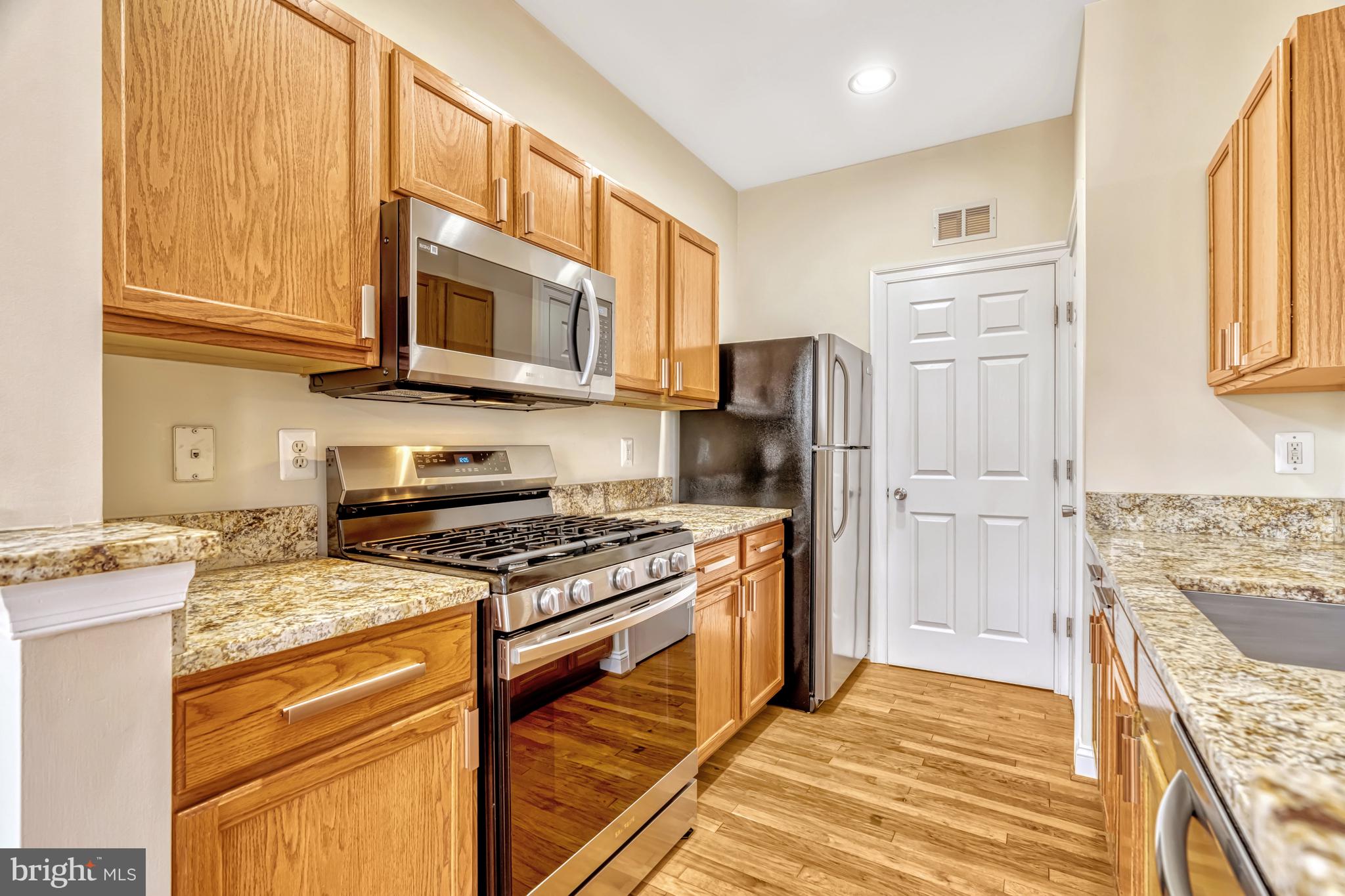 46383 Pryor Square, Unit 76 Sterling, VA 20165 - Photo 11 of 32 Updated Kitchen - Stainless Steel Appliances