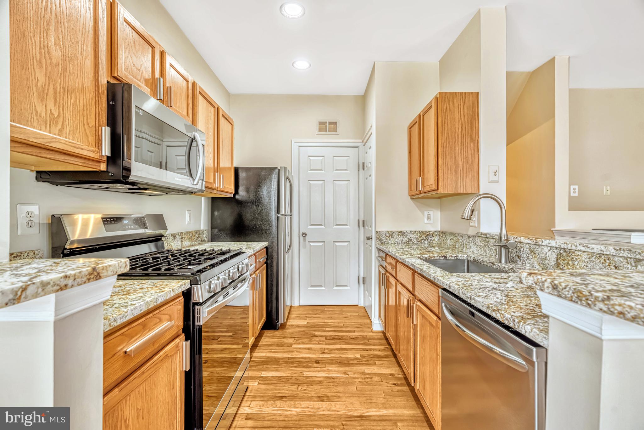 46383 Pryor Square, Unit 76 Sterling, VA 20165 - Photo 12 of 32 Kitchen- Gas Cooking