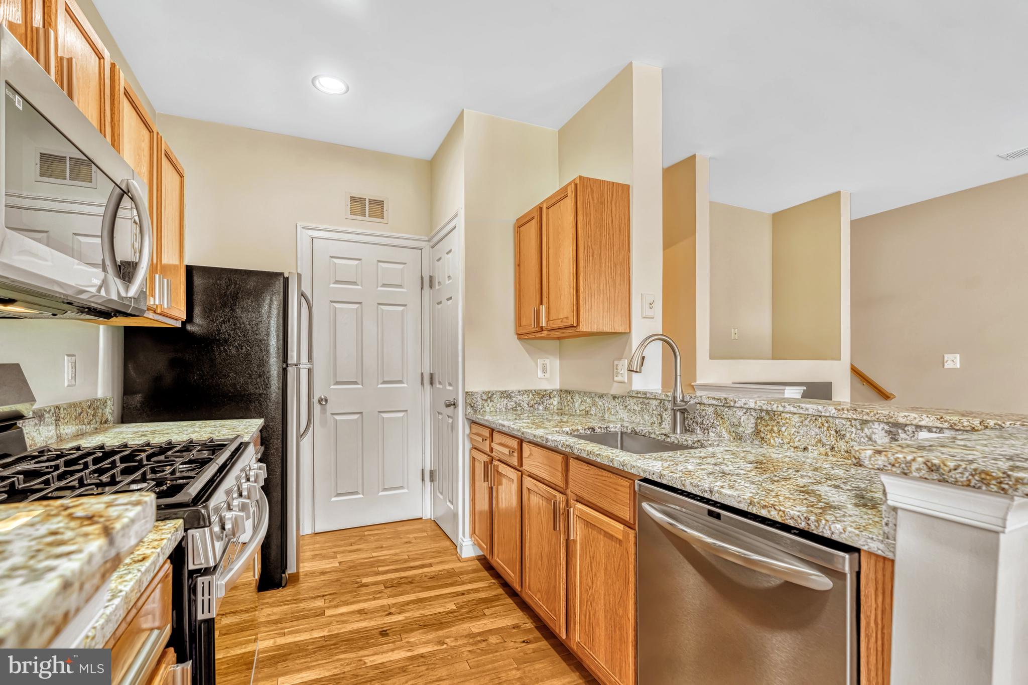 46383 Pryor Square, Unit 76 Sterling, VA 20165 - Photo 13 of 32 Granite Countertops