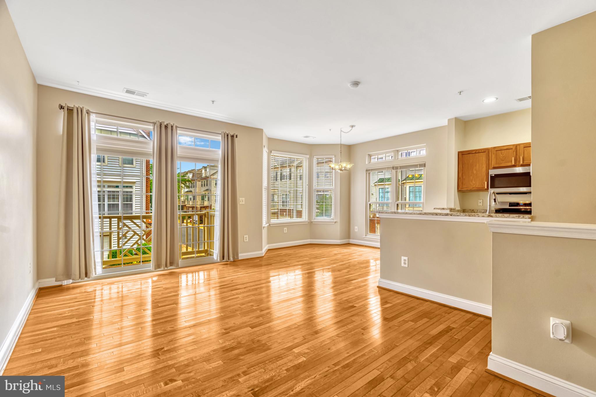 46383 Pryor Square, Unit 76 Sterling, VA 20165 - Photo 8 of 32 Living Room / Dining Combination