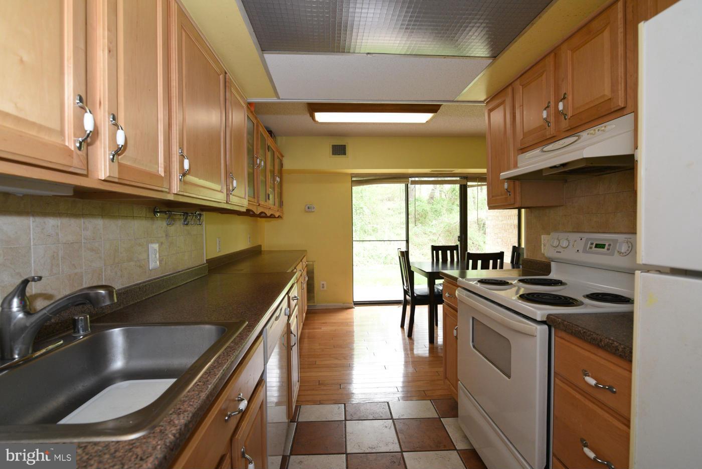 2239 Castle Rock Square, Unit 2B Reston, VA 20191 - Photo 2 of 25 Kitchen