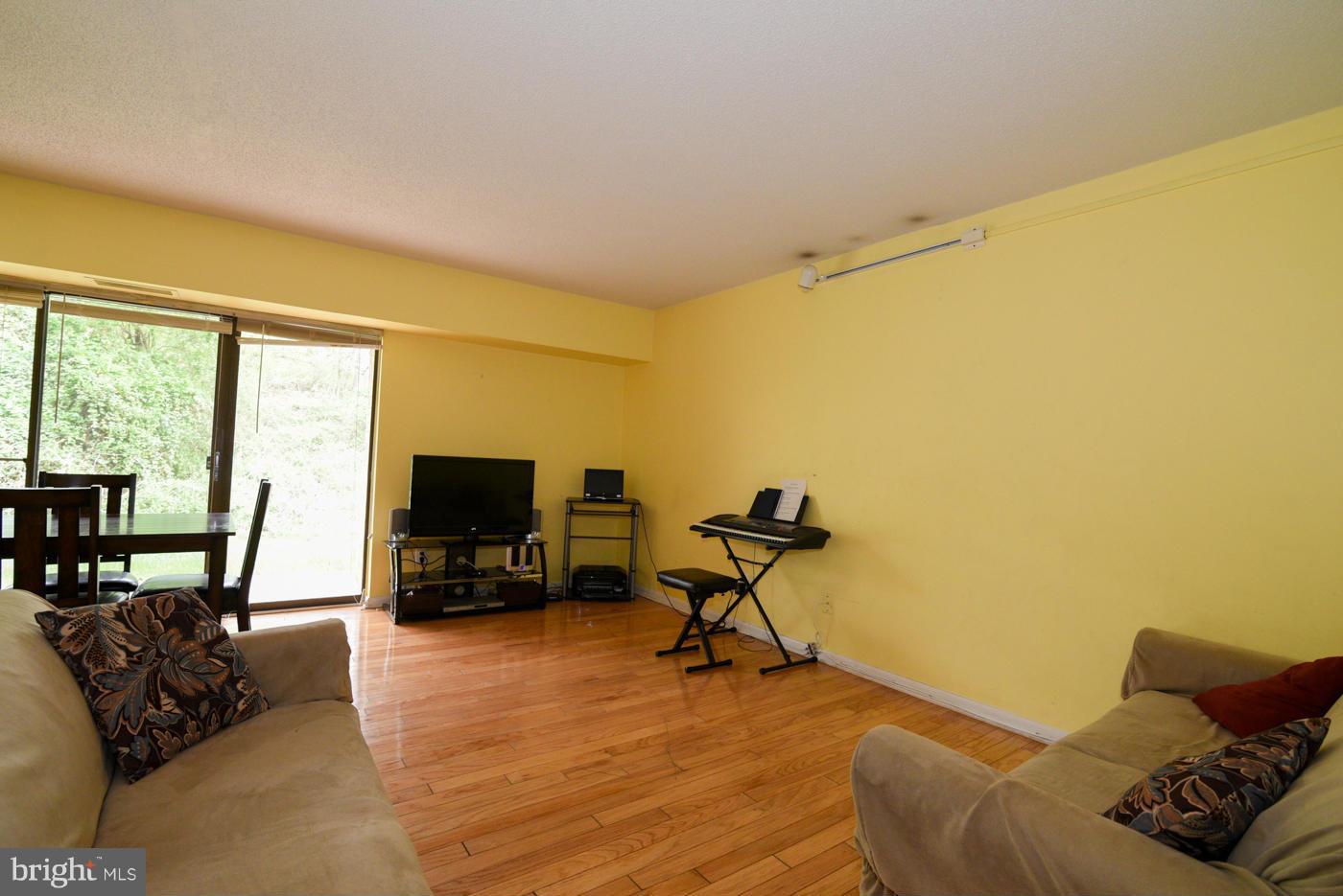 2239 Castle Rock Square, Unit 2B Reston, VA 20191 - Photo 5 of 25 Living Room