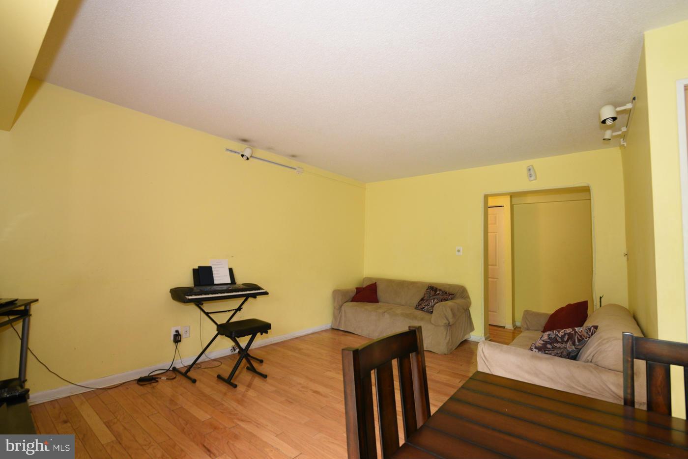 2239 Castle Rock Square, Unit 2B Reston, VA 20191 - Photo 6 of 25 Living Room