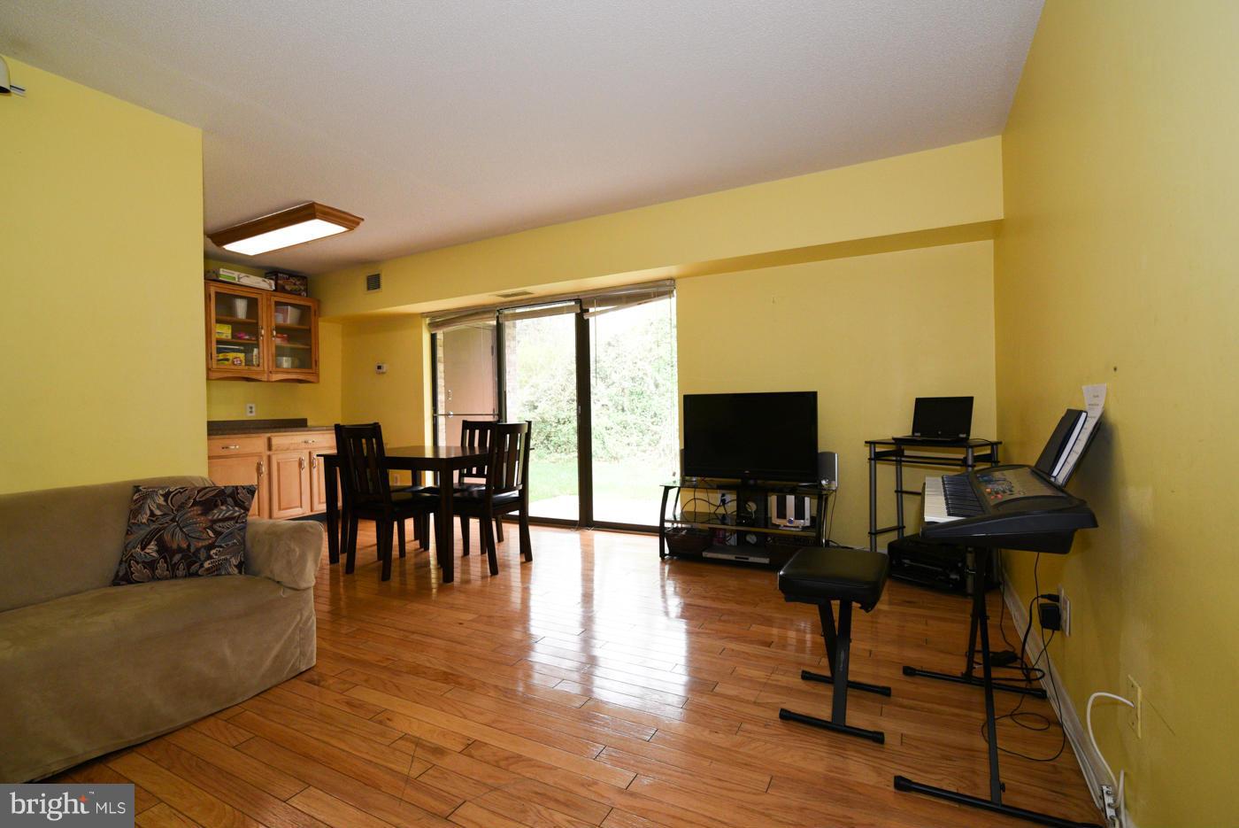 2239 Castle Rock Square, Unit 2B Reston, VA 20191 - Photo 7 of 25 Living Room