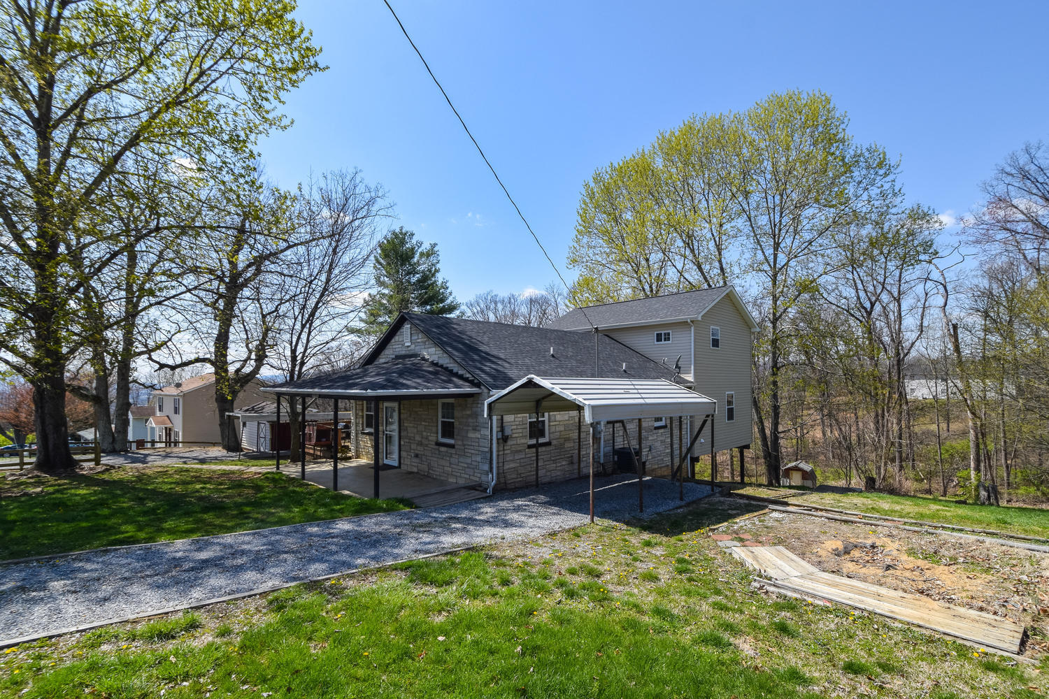 343 Ridge Road Troutville, VA 24175 - Photo 3 of 29 343 Ridge Rd Troutville VA-large-004-25-