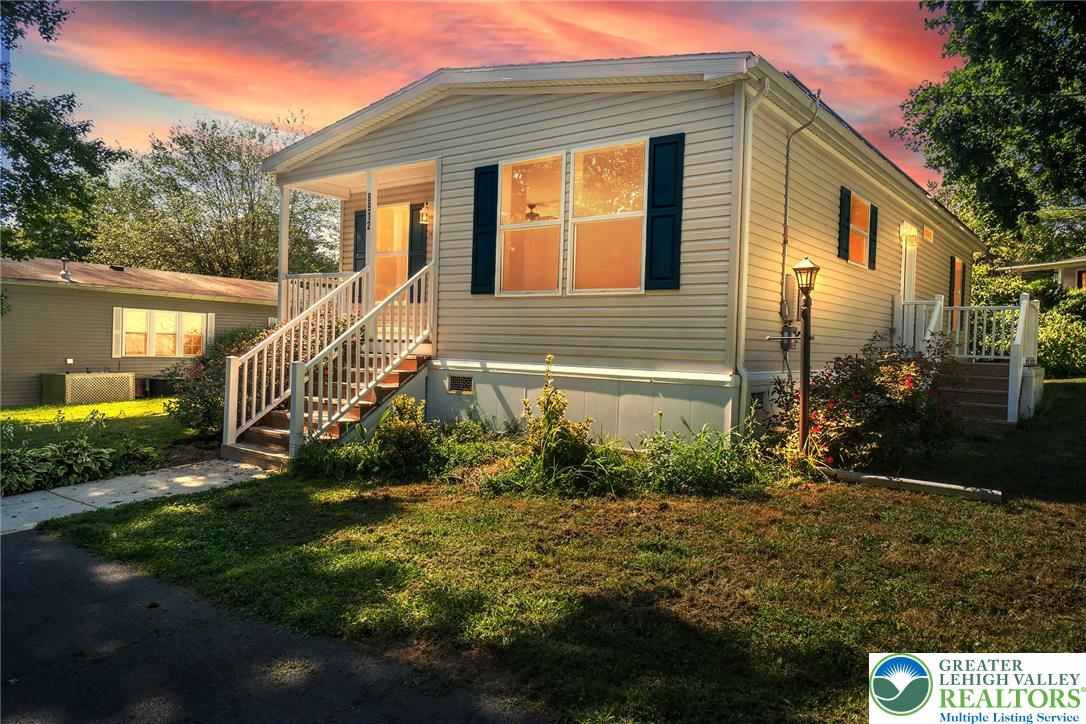 a view of a house with backyard and garden