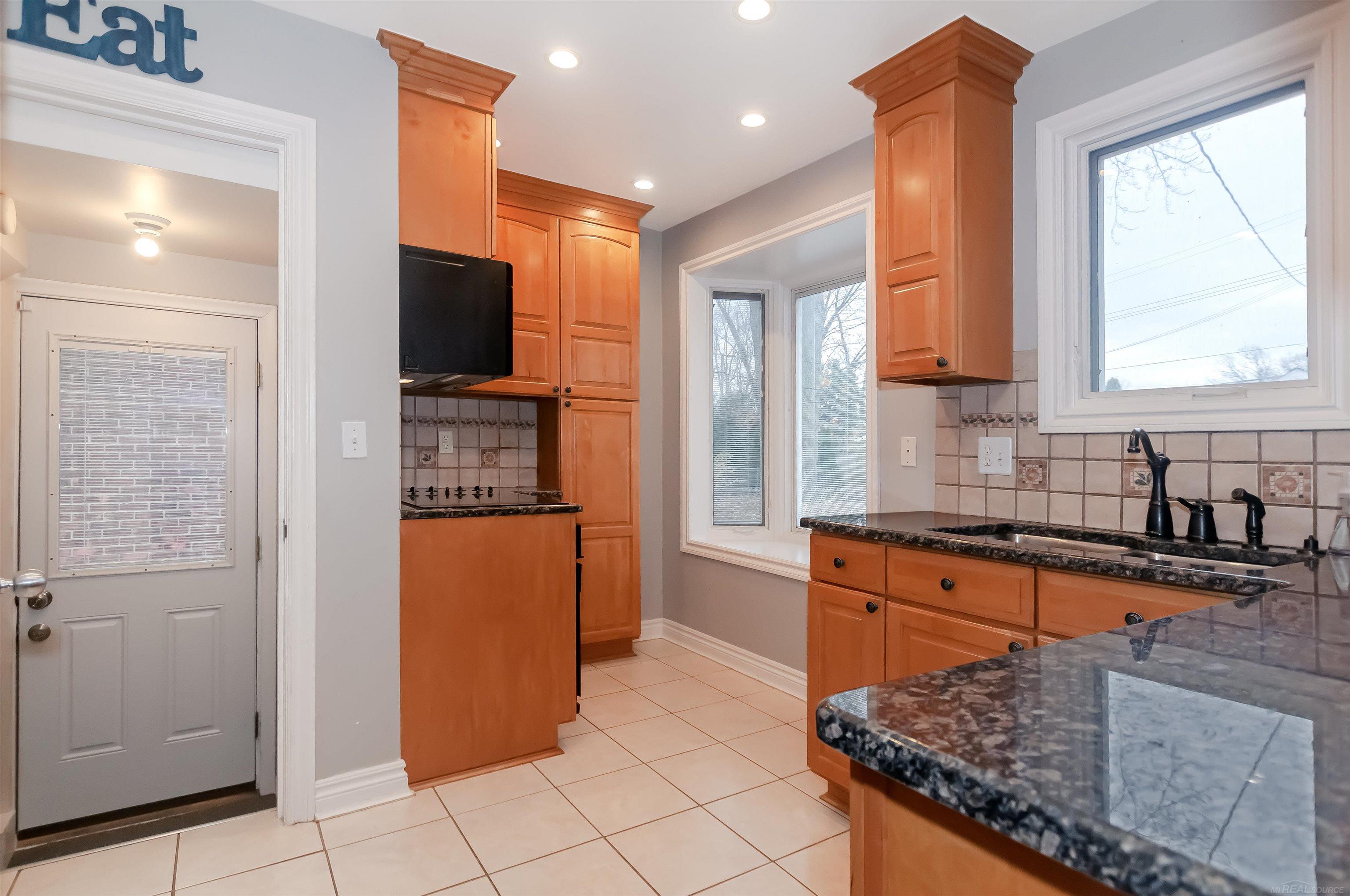 1891 Oxford Road Grosse Pointe Woods, MI 48236 - Photo 13 of 34