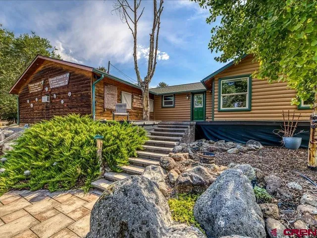 a view of a house with backyard
