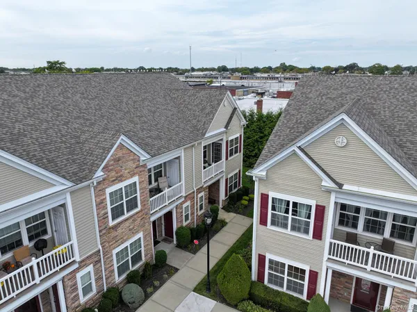 $655,000 | 24 Strangford Court, Oceanside, NY 11572