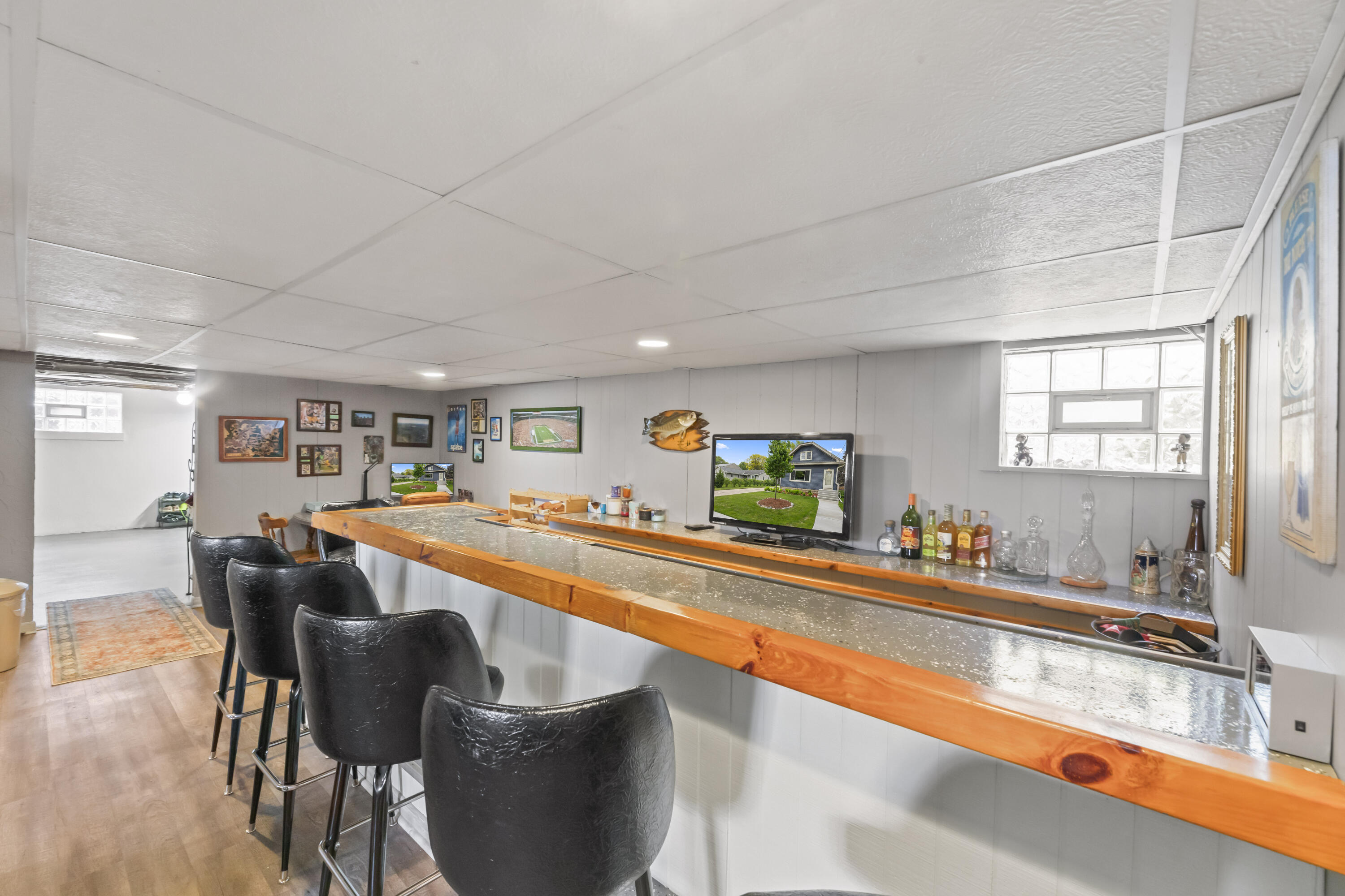 9009 West Cold Spring Road Greenfield, WI 53228 - Photo 32 of 48 Bar