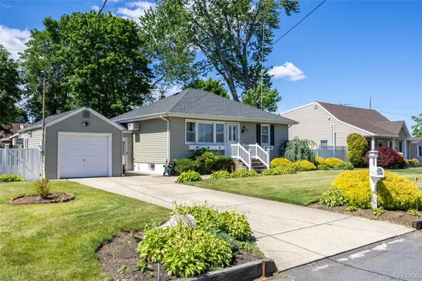 $499,988 | 95 Laurel Road, Lindenhurst, NY 11757