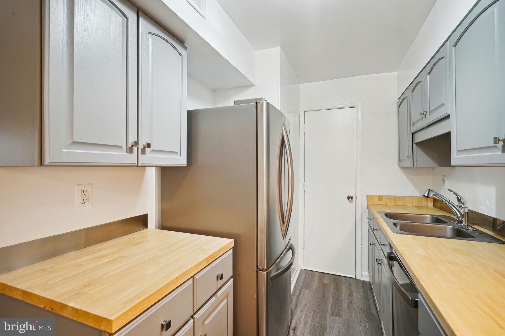 5900 J Prince George Drive, Unit 337 Springfield, VA 22152 - Photo 3 of 16 Galley Kitchen