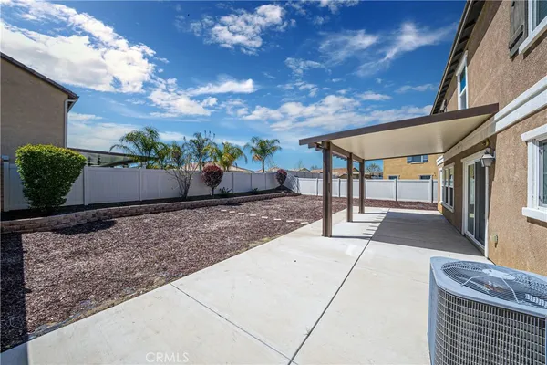 a view of a backyard