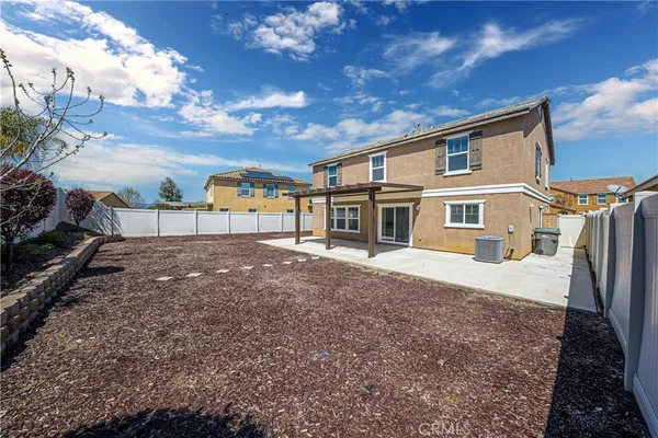 a view of a house with a backyard