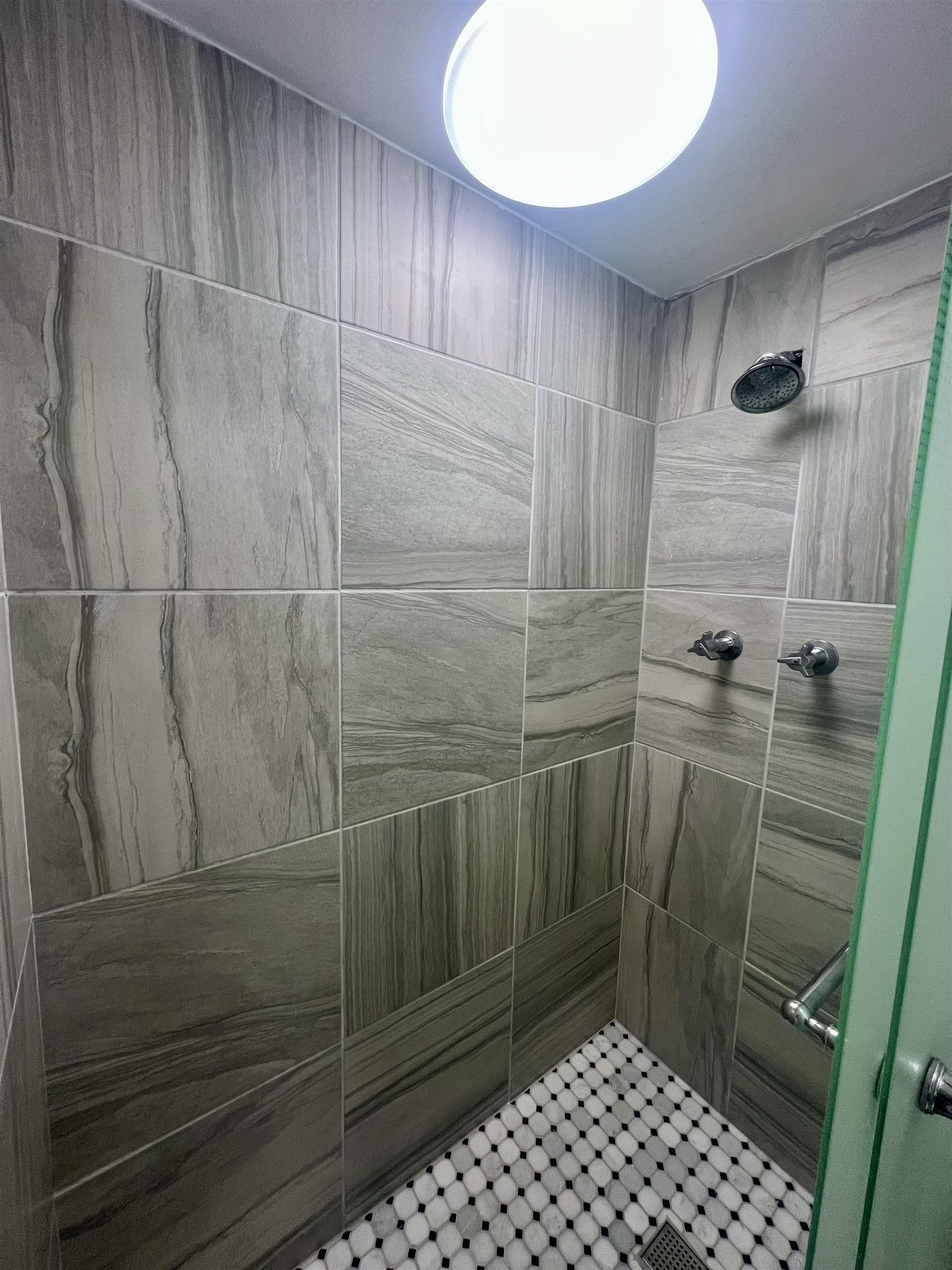 3153 Kirkcaldy Road Memphis, TN 38128 - Photo 11 of 28 Bathroom featuring a tile shower