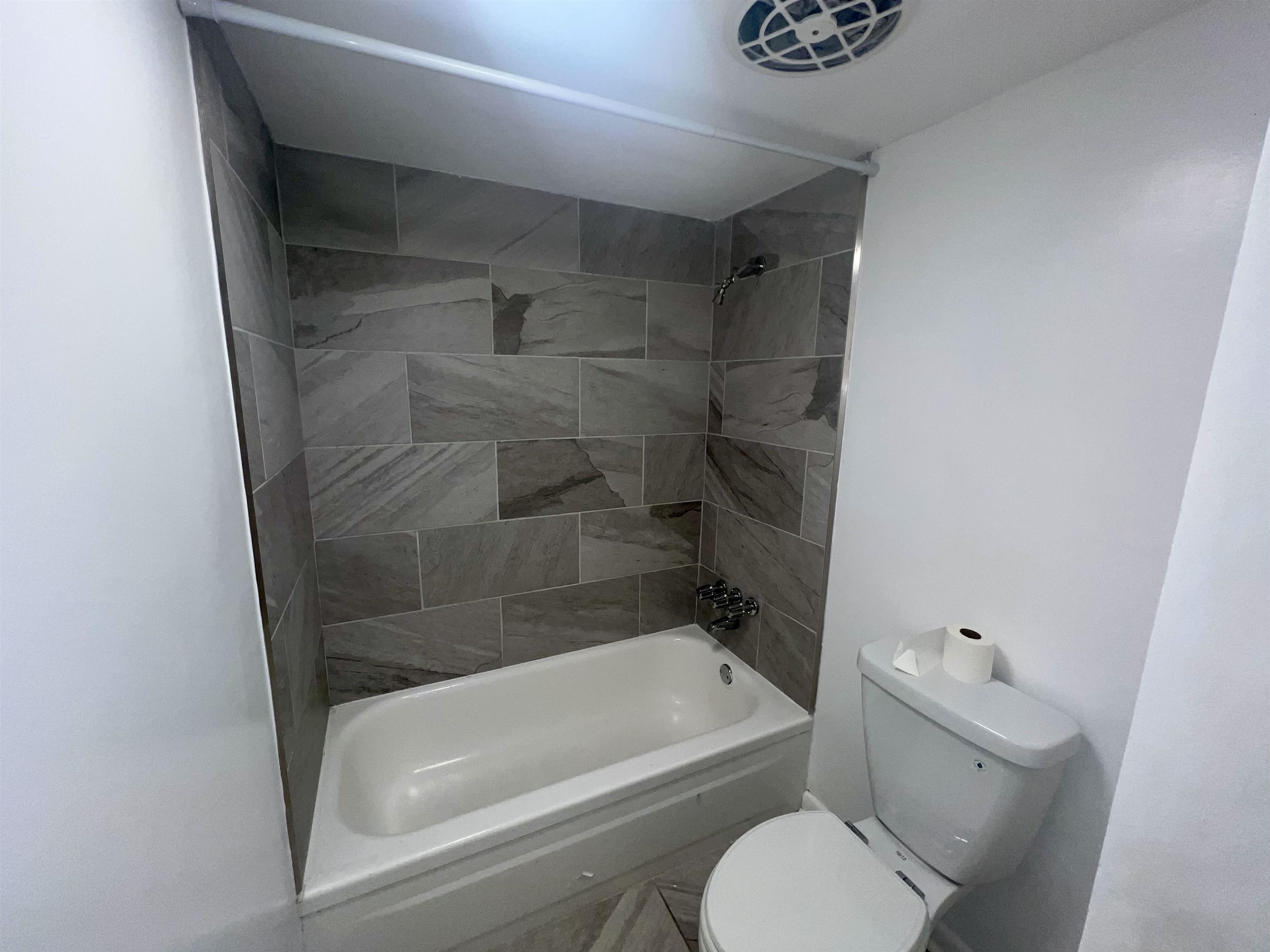 3153 Kirkcaldy Road Memphis, TN 38128 - Photo 27 of 28 Full bath with toilet and bathtub / shower combination