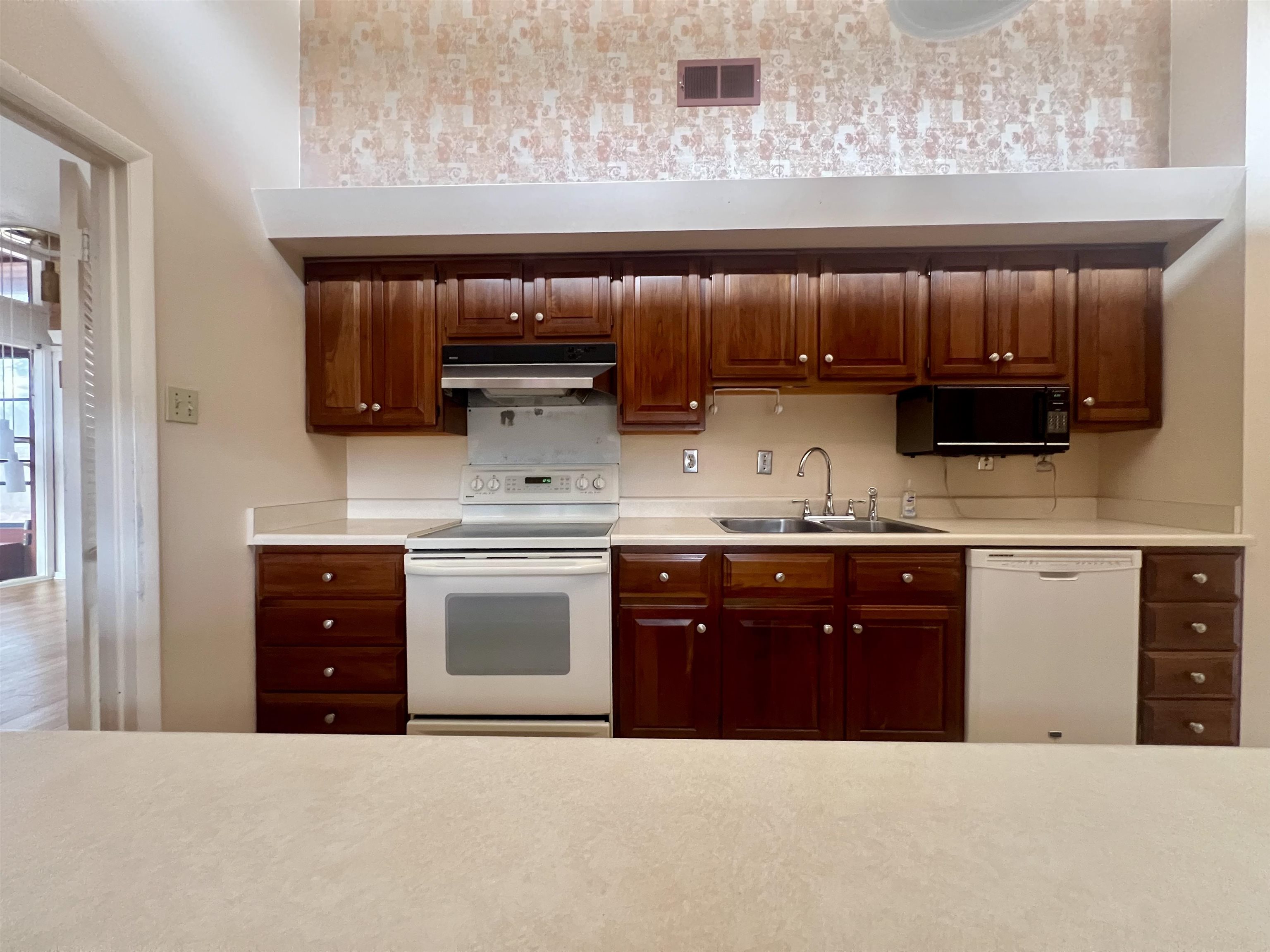3153 Kirkcaldy Road Memphis, TN 38128 - Photo 8 of 28 Kitchen with light countertops and white appliances