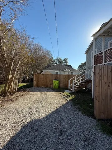 a view of a backyard