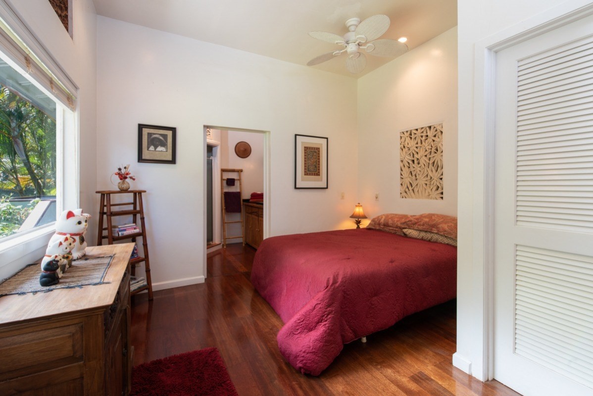 44-2325 Middle Road Honokaa, HI 96727 - Photo 17 of 28 a bedroom with a bed window and a table