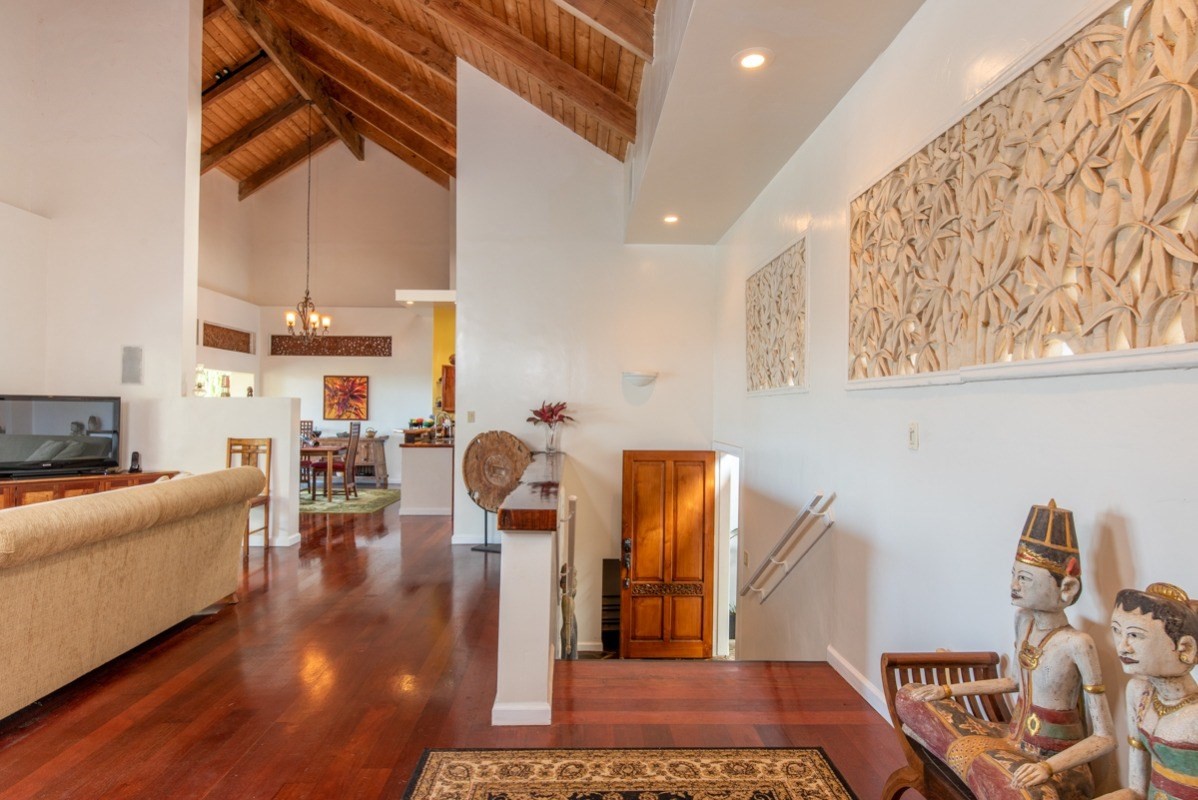 44-2325 Middle Road Honokaa, HI 96727 - Photo 3 of 28 a living room with furniture