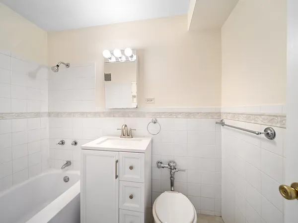 $159,900 | 6030 North Sheridan Road, Unit 505, Chicago, IL 60660