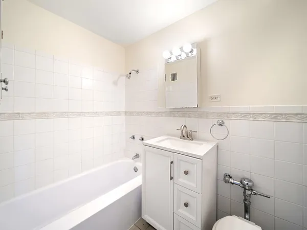 $159,900 | 6030 North Sheridan Road, Unit 505, Chicago, IL 60660