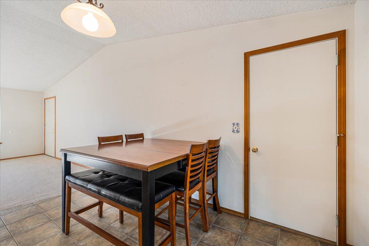 19304 Baker Road Bend, OR 97702 - Photo 4 of 38 Dining area next to door to your garage