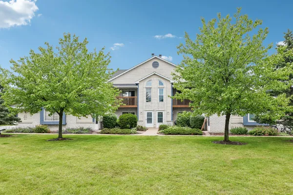 $279,900 | W240-n2550 East Parkway Meadow Circle, Unit 2, Pewaukee, WI 53072