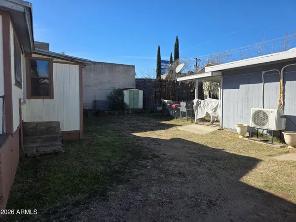 a view of a house with backyard