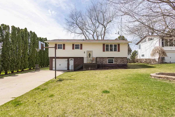 $239,900 | 907 South School Street, Cuba City, WI 53807