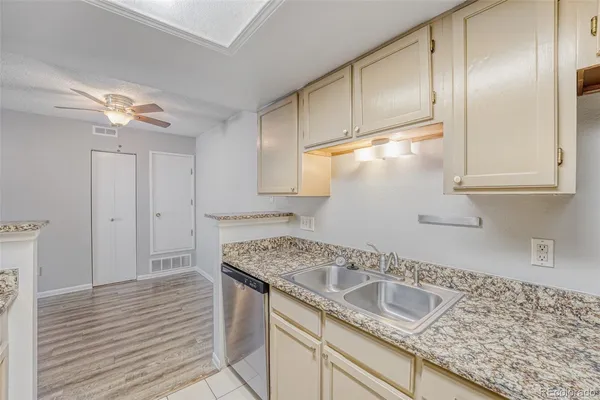 $1,695 | 8335 Fairmount Drive, Unit 5204, Denver, CO 80247