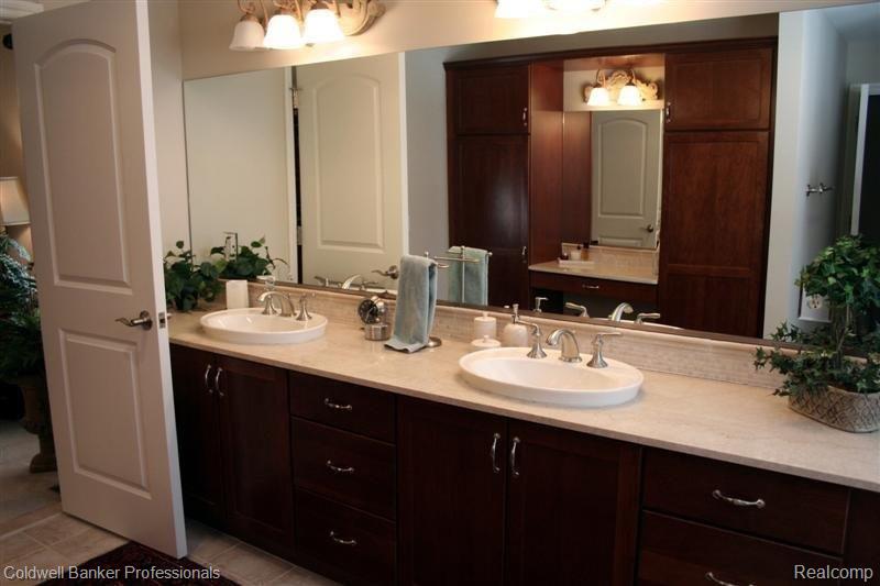 2863 Yorkshire Road Birmingham, MI 48009 - Photo 9 of 15 Yorkshire masterbath2.JPG