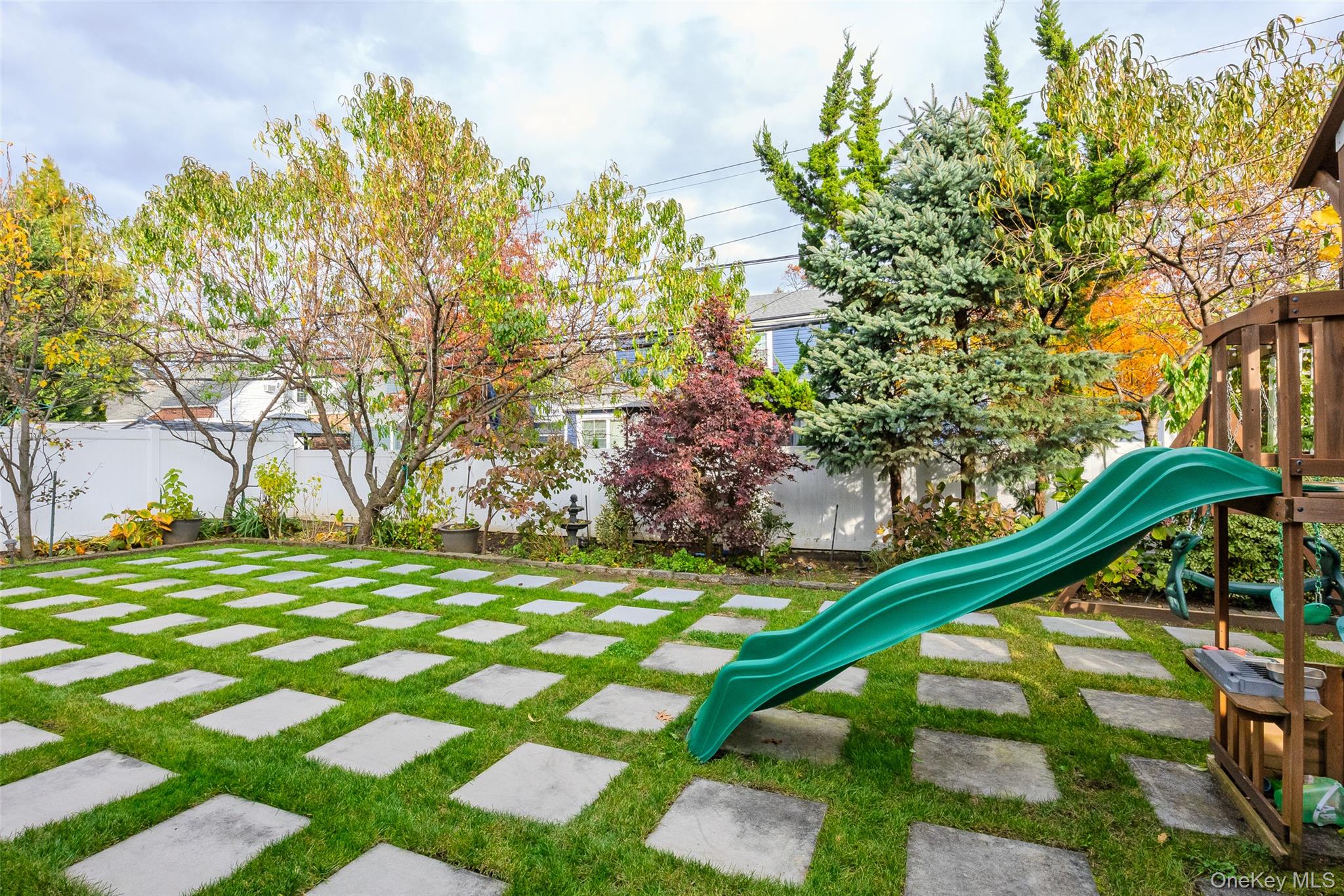 8 Willow Road New Hyde Park, NY 11040 - Photo 27 of 34 a backyard of a house with lots of green space