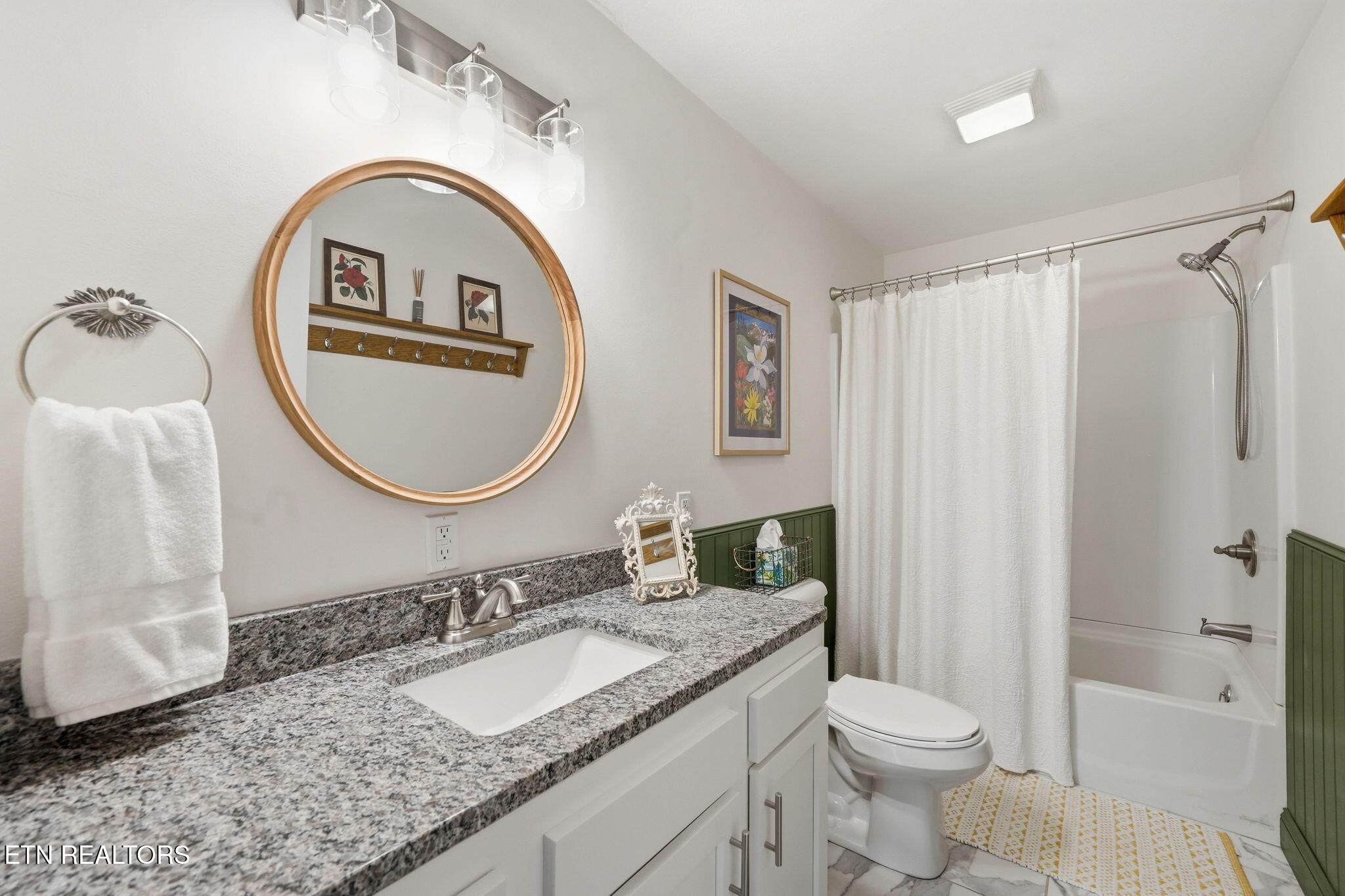 1210 Rowe Street New Tazewell, TN 37825 - Photo 25 of 42 Full hall bath