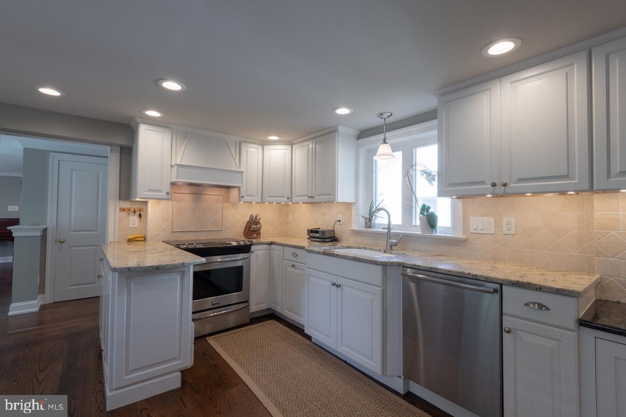 209 Bella Vista Road Devon, PA 19333 - Photo 10 of 25 Kitchen